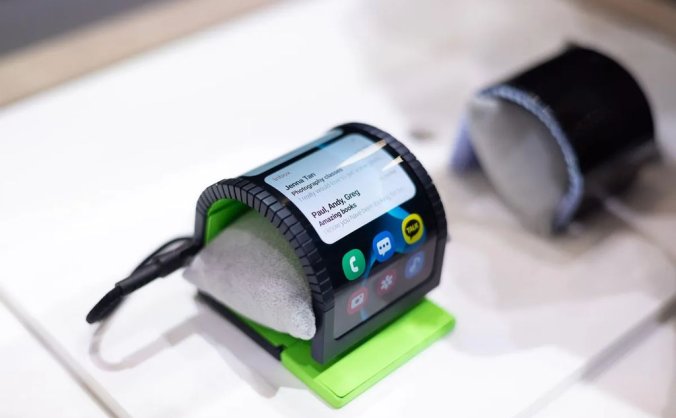 三星推出Samsung Cling Band可弯曲腕戴式概念手机